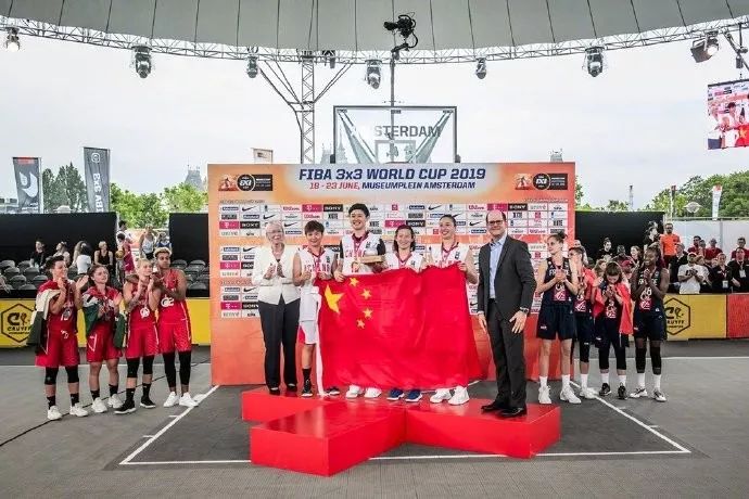 篮球足球冠军取得过世界中国吗_篮球的世界冠军是谁_中国足球篮球取得过世界冠军吗