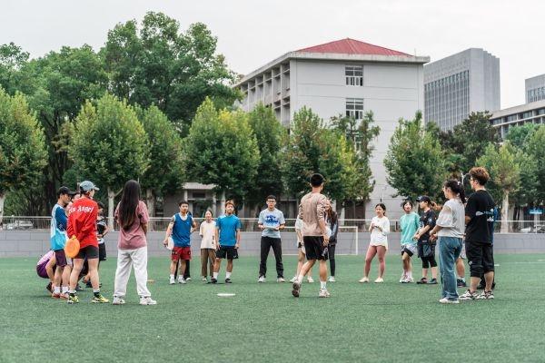 足球比赛中人盯人防守_足球盯人盯位防守训练方法_足球盯人规则